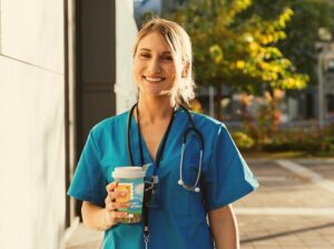 O café é aquele velho conhecido que está presente em praticamente todos os cantos do Brasil, inclusive nos corredores de hospitais. E não é pra menos! A bebida mais amada do país tem o poder de acalmar, dar energia, reconfortar e até aproximar as pessoas.